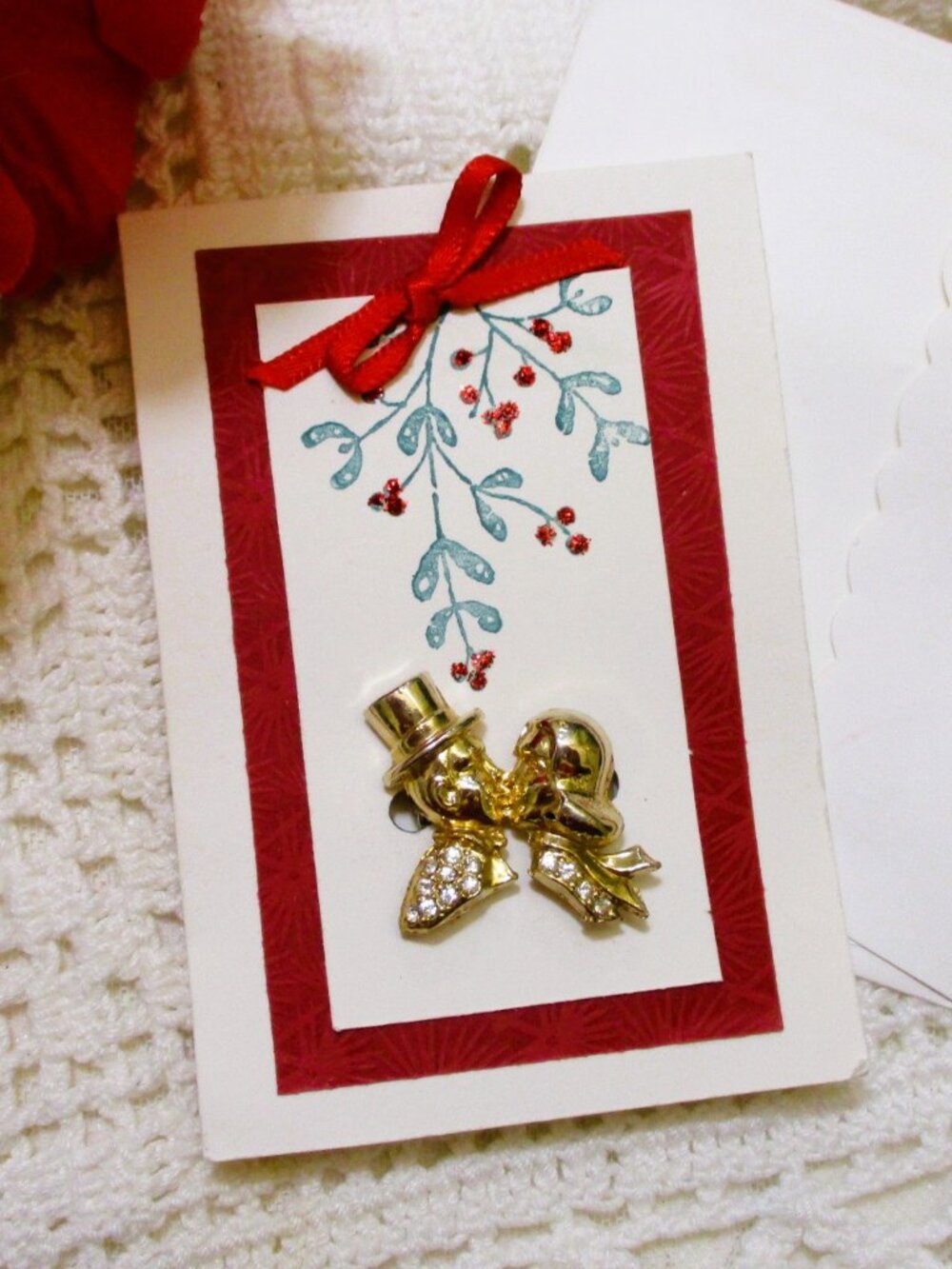VINTAGE Mistletoe Kissing Couple Brooch Card ~ Gold Plate Rhinestone Jewelry